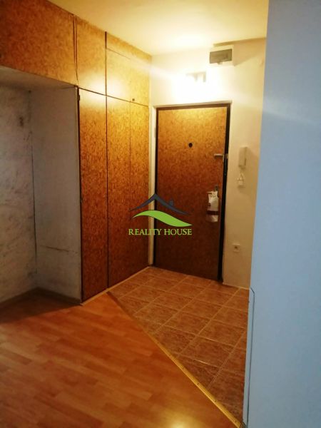 Eingangsflur mit Holzboden in einer 3-Zimmer-Wohnung mit Kleiderschränken.