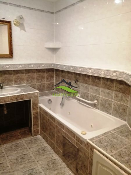 Badezimmer mit Fliesen und Badewanne in einer 3-Zimmer-Wohnung.