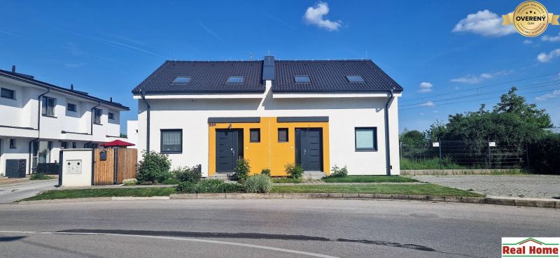 Einfamilienhaus in der Hviezdoslavova-Straße in Senec mit einem farbigen Element an der Fassade.