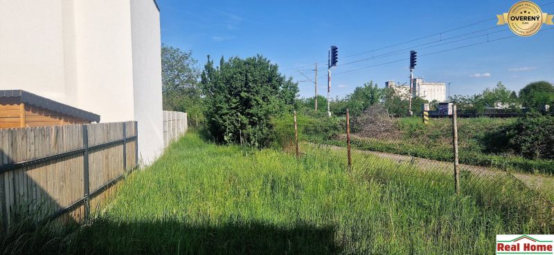Höfe von Einfamilienhäusern in der Hviezdoslavova-Straße in Senec, getrennt durch eine Eisenbahnstrecke.