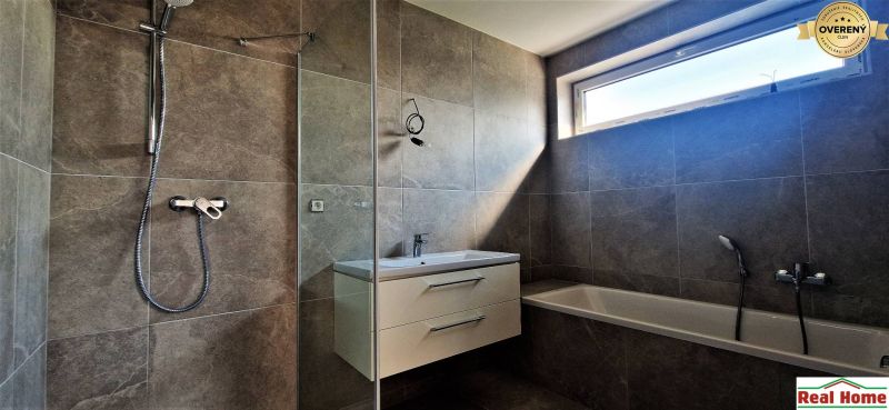 Badezimmer mit Dusche und Badewanne in einer 4-Zimmer-Wohnung.