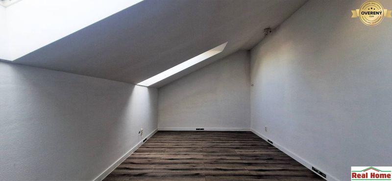 Dachgeschosszimmer mit Holzboden in einem Einfamilienhaus.