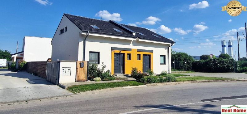 Ein Einfamilienhaus in der Hviezdoslavova-Straße in Senec mit bunter Fassade und Garten.