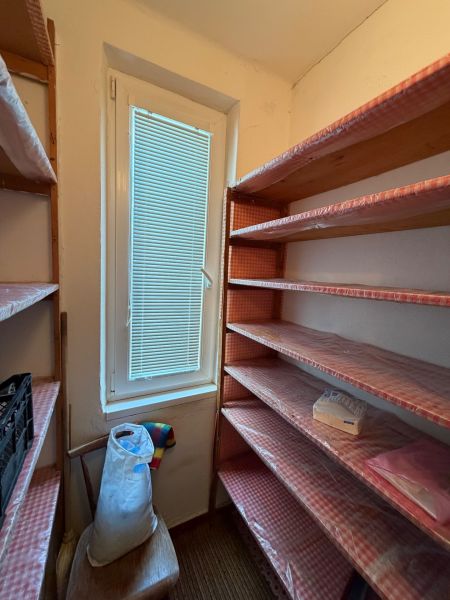 Stauraum mit Regalen und Fenster, ideal für eine Zweizimmerwohnung.