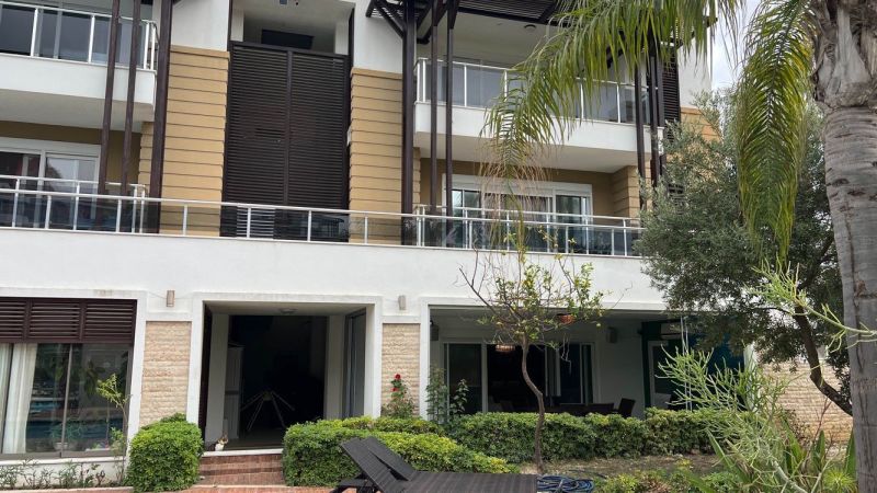 Gebäude mit Glasbalkonen und Grünflächen in Side, Türkei - Besondere Immobilien.