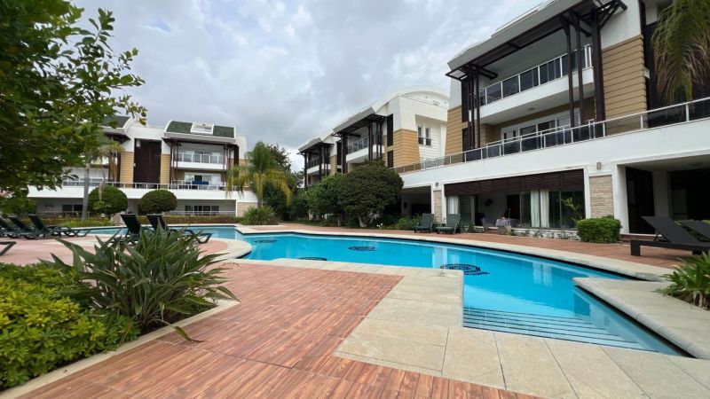 Ein von Gebäuden mit Grün umgebener Pool in Side, Türkei, Besondere Immobilien.