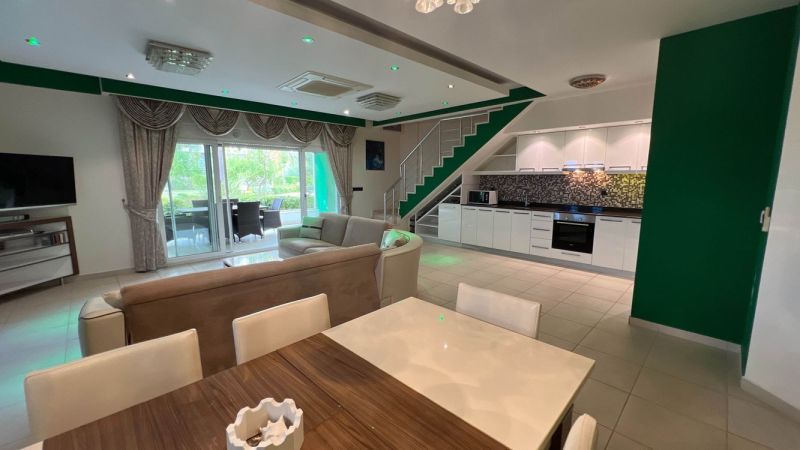 Geräumiger Wohnbereich mit Küche und Esszimmer, besondere Immobilien, bequeme Sitzgelegenheiten.