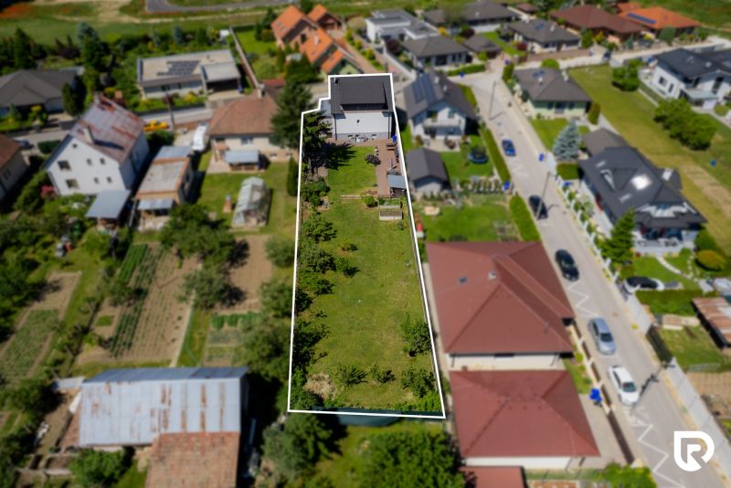 Luftaufnahme eines weitläufigen Grundstücks eines Einfamilienhauses in der Jahodová-Straße in Trenčín.