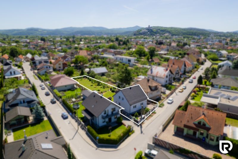 Ein Einfamilienhaus in der Jahodová-Straße in Trenčín, umgeben von Grün und nahegelegenen Häusern.