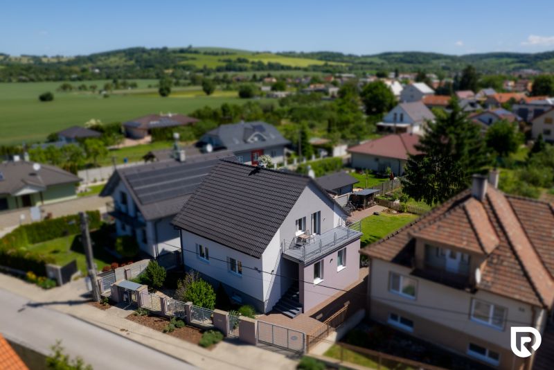 Einfamilienhaus in der Jahodova-Straße in Trenčín mit Terrasse und gepflegtem Garten.
