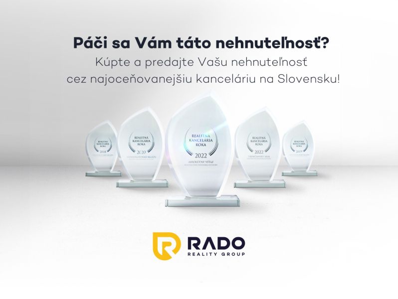 Auf dem Bild sind Auszeichnungen für die Immobilienagentur RADO Reality Group.