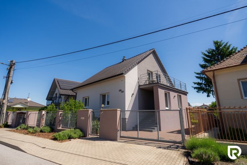 Einfamilienhaus in der Jahodová-Straße in Trenčín mit Zugang durch ein Tor und Umzäunung.