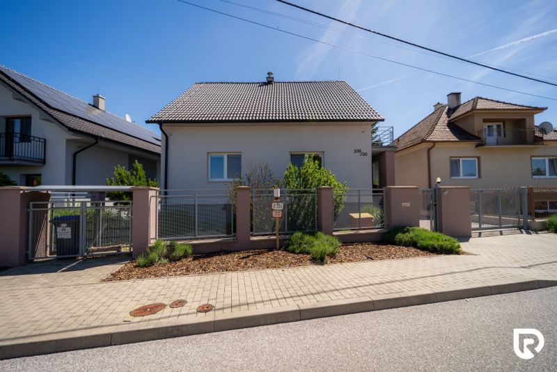 Einfamilienhaus in der Jahodová-Straße in Trenčín mit gepflegtem Vorgarten und Tor.