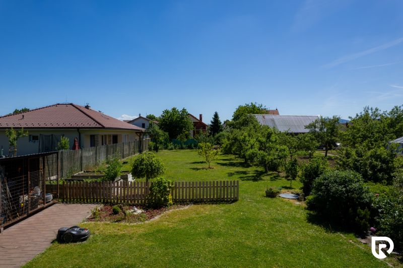 Ein Rasen-Garten bei einem Einfamilienhaus in der Jahodová-Straße in Trenčín mit Obstbäumen.