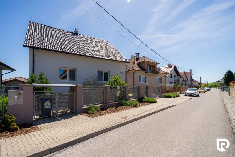 Einfamilienhaus in der Jahodová-Straße in Trenčín mit gepflegtem Garten und gepflastertem Gehweg.