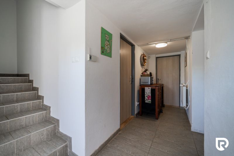 Eingangsflur eines Einfamilienhauses mit Holzboden und Treppe.