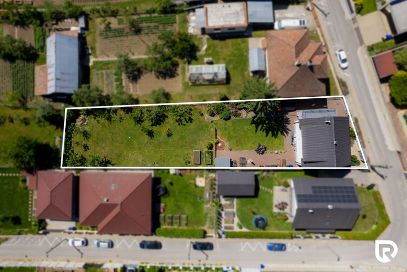 Luftaufnahme eines Gartens und eines Einfamilienhauses in der Jahodová-Straße in Trenčín.