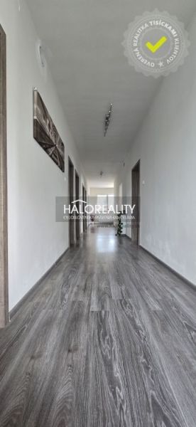 Flur in einem Einfamilienhaus mit einem Boden in Holzoptik.