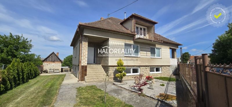 Ein Einfamilienhaus in Dolné Saliby mit einem schön gestalteten Garten und einem großzügigen Grundstück.