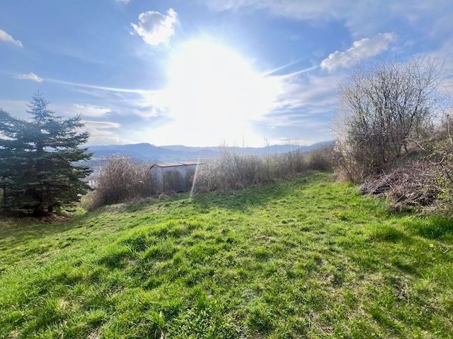 Grünes Grundstück in Azalková, Banská Bystrica, umgeben von Natur und blauem Himmel.