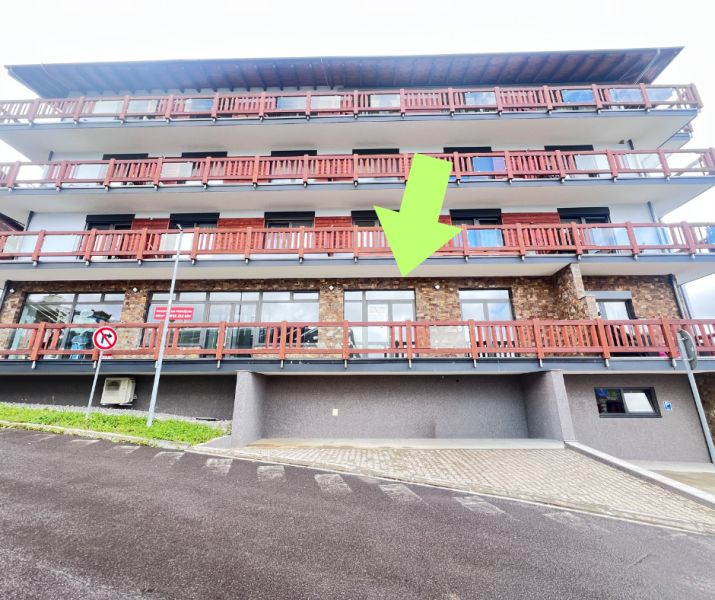 Ein Gebäude mit Balkonen und Steinfassade, Geschäftsräume in Donovaly, Bezirk Banská Bystrica.