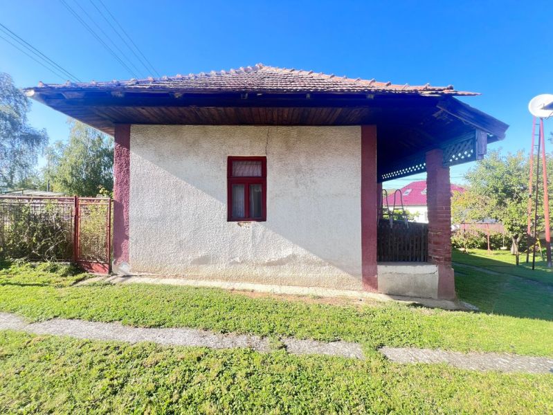 Ein Einfamilienhaus in Žirany, Bezirk Nitra, Region Nitra, Slowakei, umgeben von einem grünen Rasen.