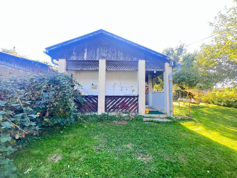 Ein Einfamilienhaus in Žirany, Bezirk Nitra, Region Nitra mit grünem Garten und Terrasse.