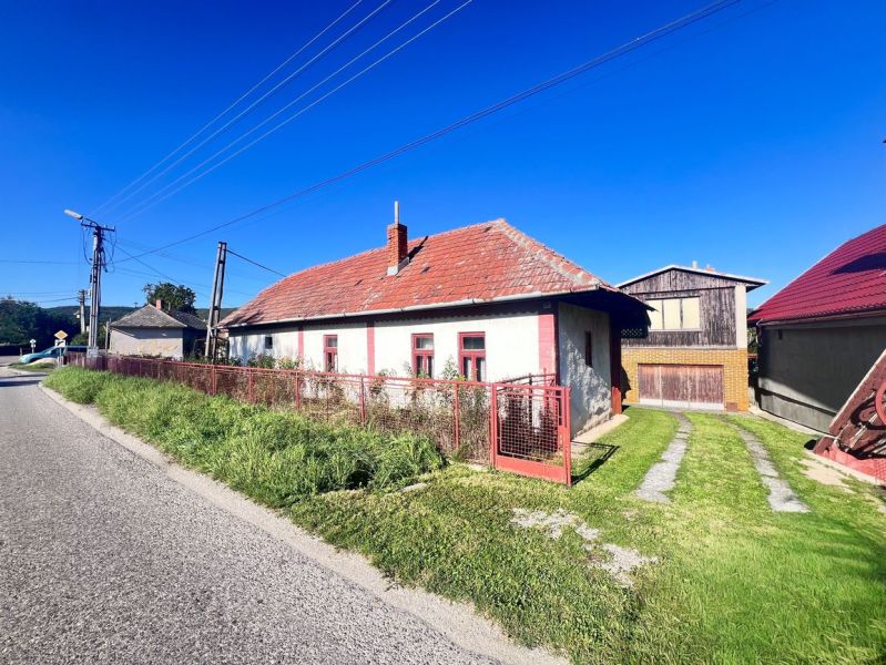 Einfamilienhaus in Žirany, Bezirk Nitra, Region Nitra mit rotem Dach und Garten.