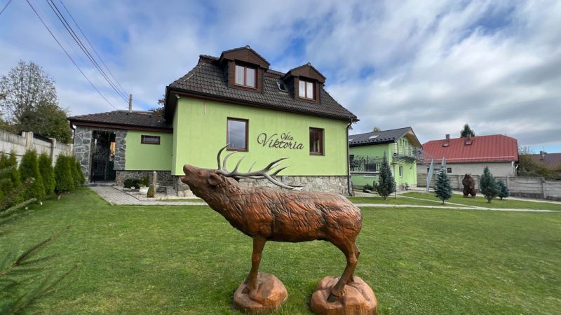 Die Statue eines Hirsches vor der Villa im Dorf Štôla, Bezirk Poprad, Region Prešov, Slowakei.