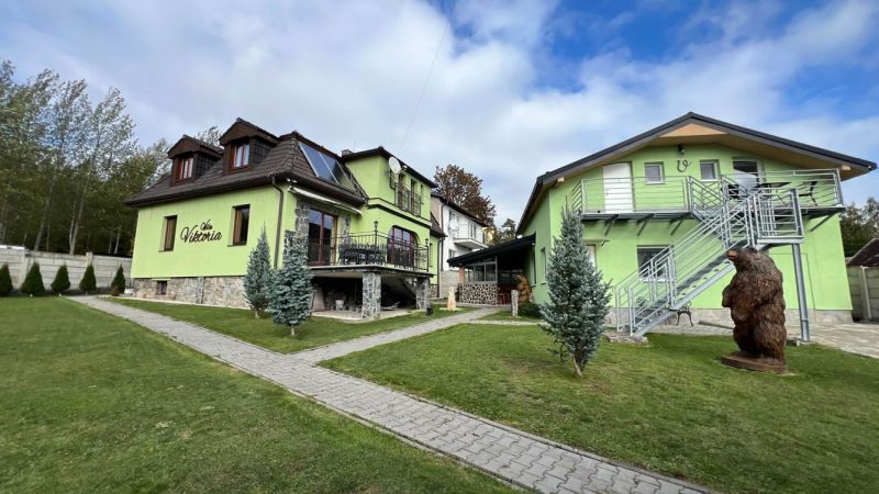Eine Villa in Štôla, Bezirk Poprad, Region Prešov, mit einer bunten Fassade und einem Garten.