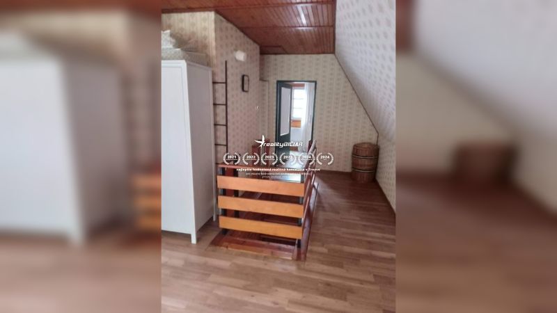 Dachzimmer mit Holzboden in einem Einfamilienhaus.