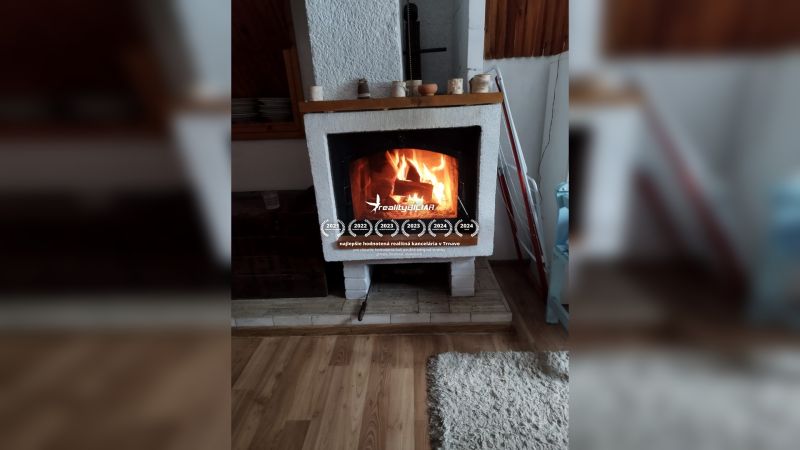 In einem Einfamilienhaus befindet sich ein Kamin auf einem Boden mit Holzdekor.