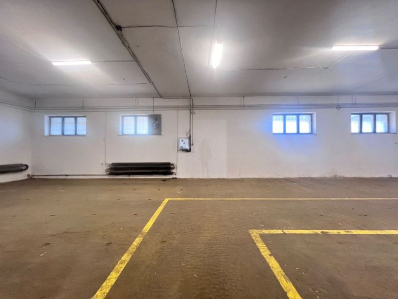 Leere Halle mit Fenstern und Bodenmarkierungen. Lager und Hallen.