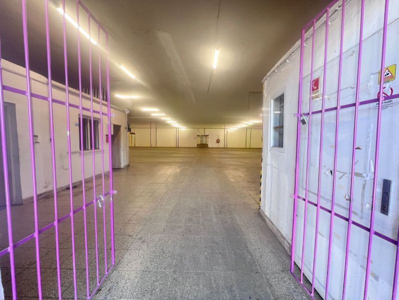Raum mit Gitter und Beleuchtung, der für Lager und Hallen dient.