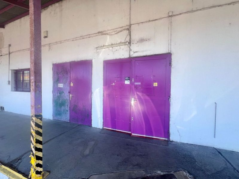 Lila Türen, die zu Lagern und Hallen auf der Zvolenská-Straße, Kráľová, Banská Bystrica führen.