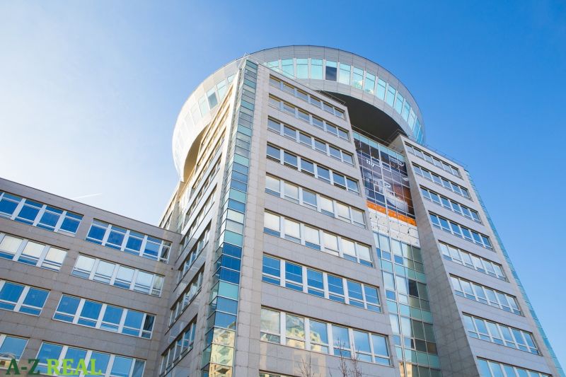 Ein Bürogebäude in der Plynárenská Straße in Bratislava - Ružinov vor einem blauen Himmel.