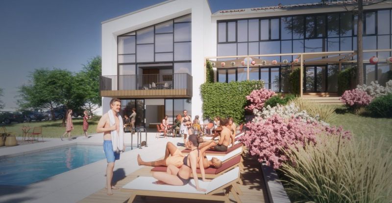 Außenbereich einer Ferienwohnung in Zemplínska Šírava mit Menschen am Pool und Garten.