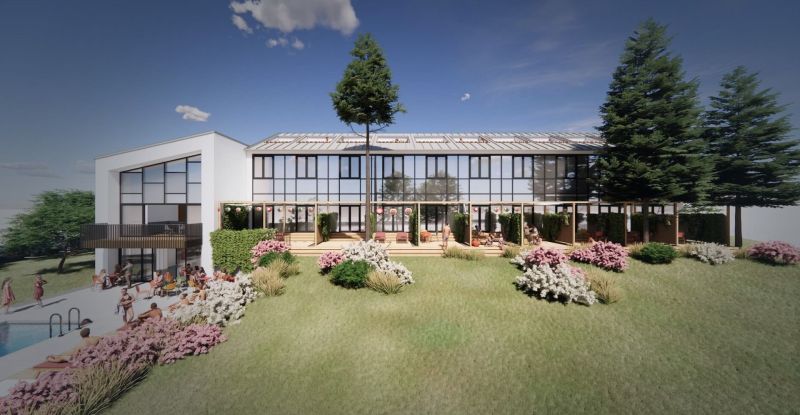 Außenbereich eines Ferienapartments in Zemplínska Šírava mit Pool und Terrasse, umgeben von Grün.
