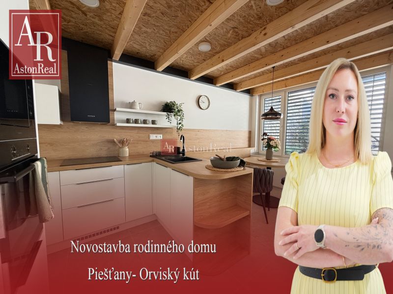 Eine Küche in einem Einfamilienhaus mit Holzboden, Holzbalken und einem Esstisch.
