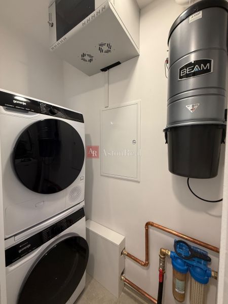 Waschküche im Einfamilienhaus: Waschmaschine, Trockner, Zentralstaubsauger BEAM und Wasserfilter.