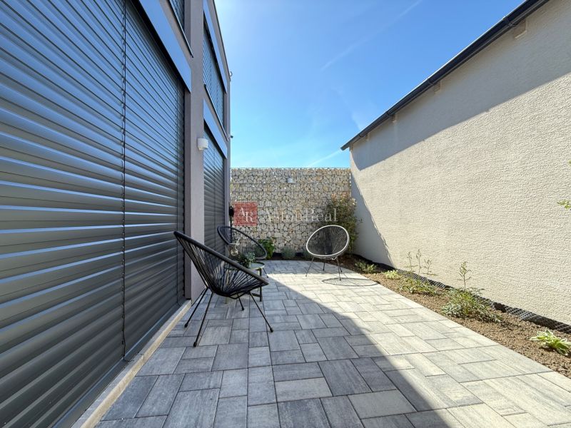 Das Einfamilienhaus in Orviský kút in Piešťany hat eine Terrasse mit Fliesen und Gartenstühle.