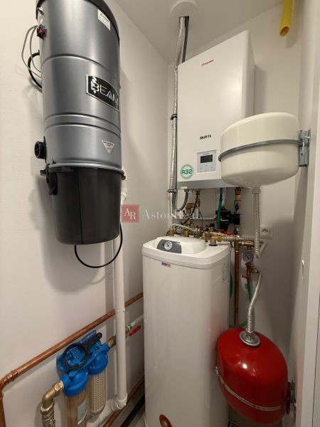 Technikraum in einem Einfamilienhaus mit Heizkessel und Zentralstaubsauger.