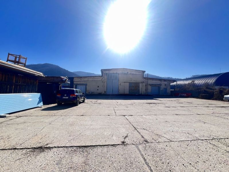 Die Sonne über einem Industriegebäude auf einem Grundstück - Gewerbe, Majerská cesta, Majer, Banská Bystrica.