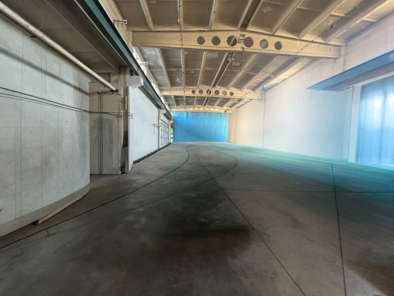 Produktionsräume mit Betonboden und hellen Wänden, verstärkte Decke.