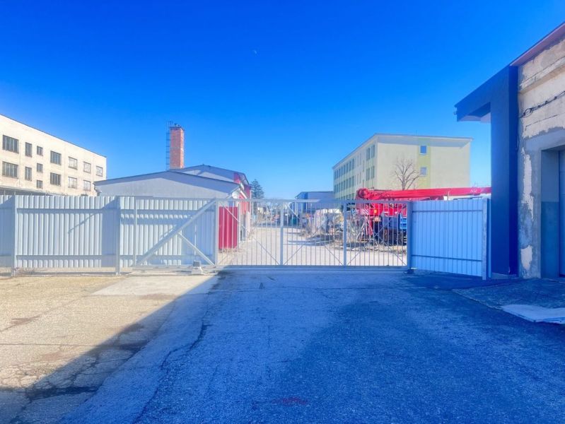 Produktionsräume in der Majerská-Straße in Banská Bystrica mit Tor und Industriegebäuden.