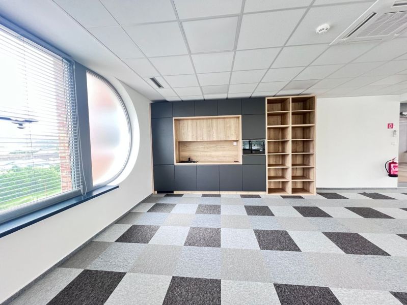 Kancelärräume mit großem Fenster, Einbauschränken und Schachbrettboden.
