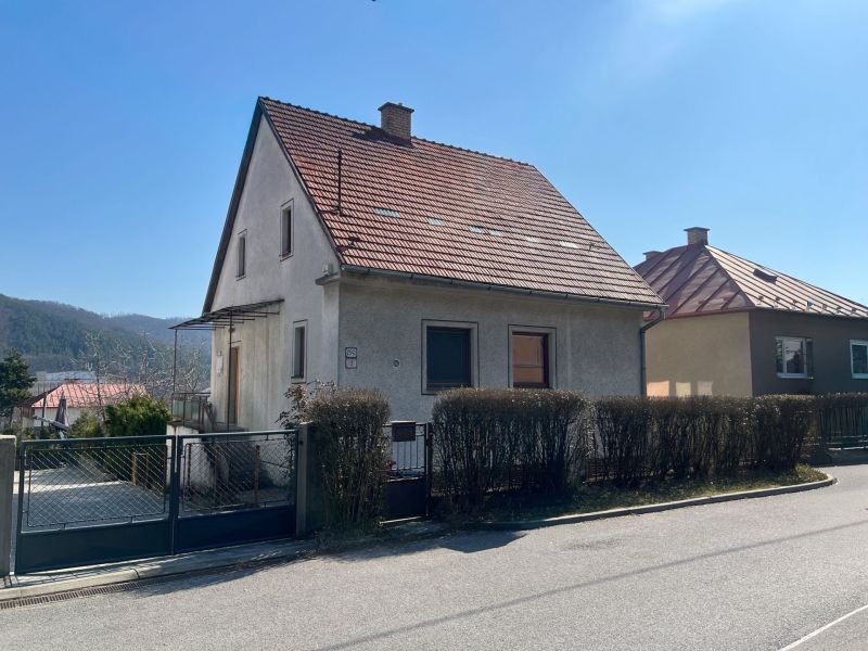 Einfamilienhaus in Podháj mit rotem Dach und Garten, Bezirk Banská Bystrica.