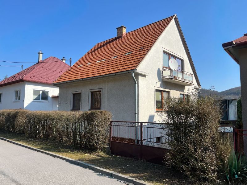 Einfamilienhaus im Dorf Podháj, Kráľová, Banská Bystrica mit rotem Dach und Garten.