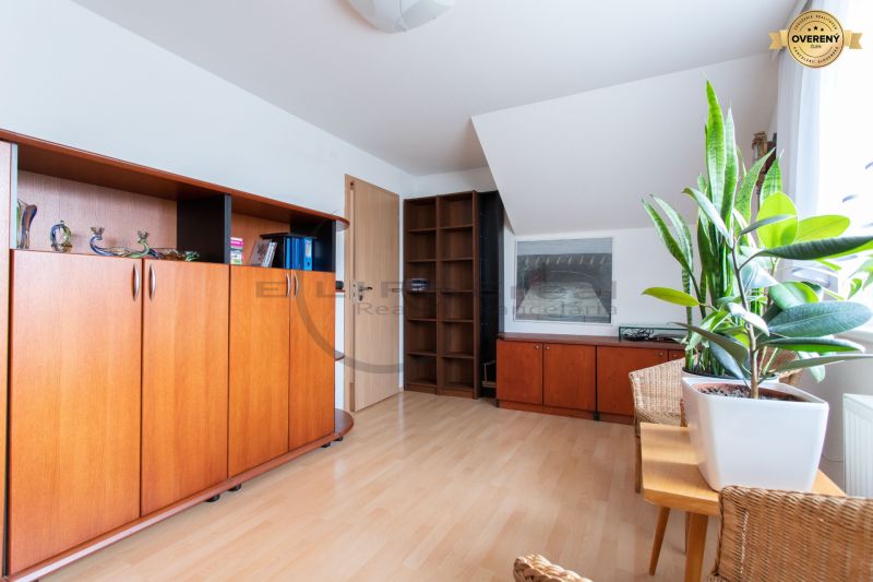 Ein Raum mit Holzelementen, Schränken und Pflanzen in einem Einfamilienhaus.
