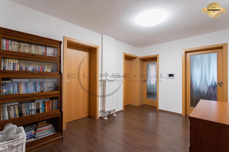 Innenraum eines Einfamilienhauses mit Holzboden-Dekoration und Bücherregal.